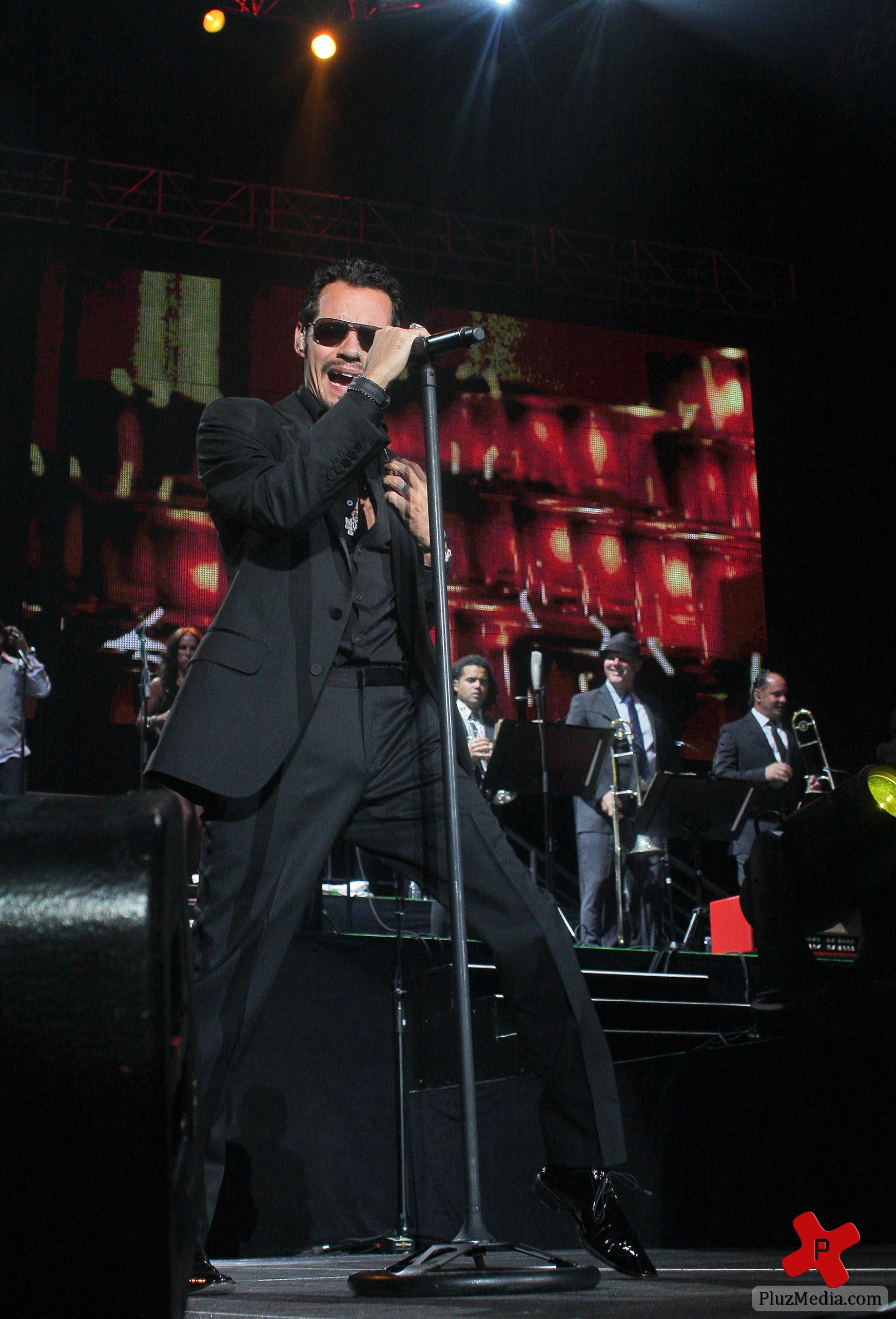 Marc Anthony performing live at the American Airlines Arena photos | Picture 79091